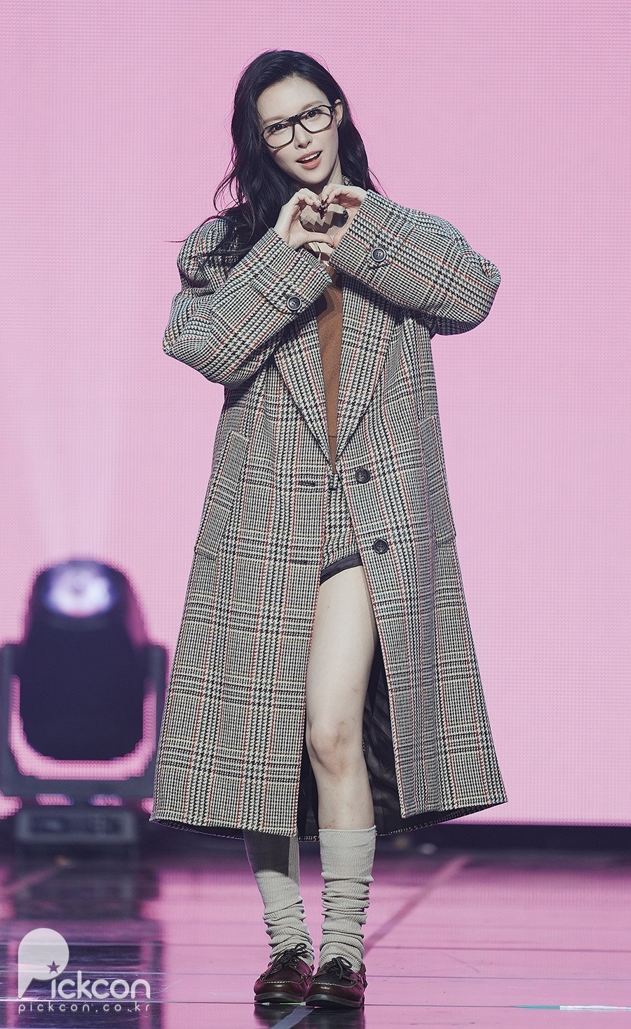 아일릿 윤아, 독특한 프레임 안경도 완벽 소화 (포토)