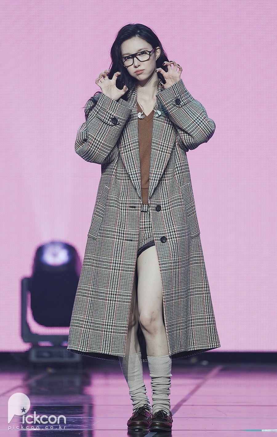 아일릿 윤아, 독특한 프레임 안경도 완벽 소화 (포토)