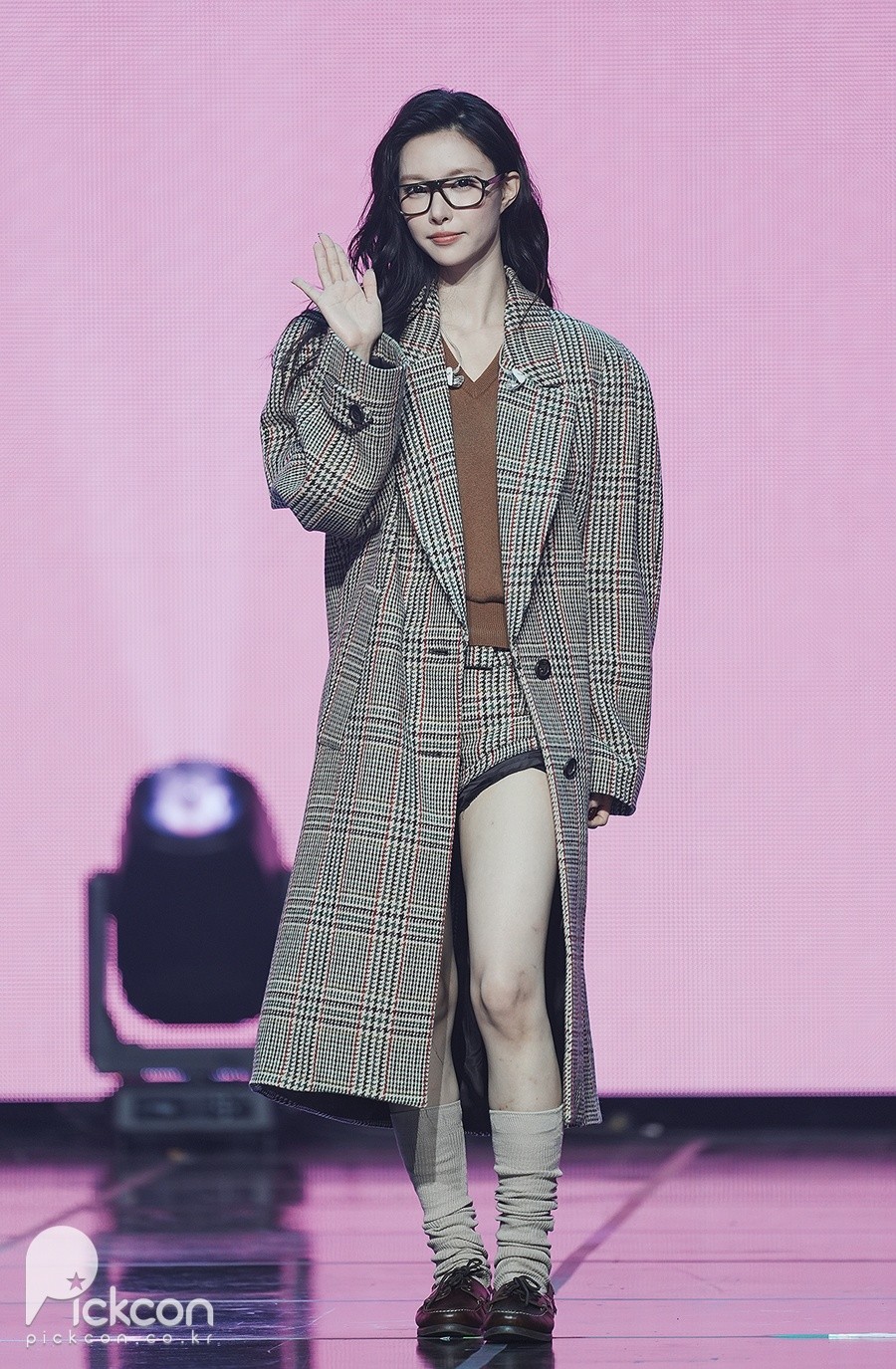 아일릿 윤아, 독특한 프레임 안경도 완벽 소화 (포토)