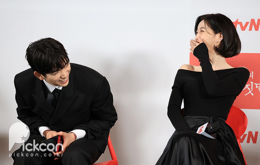 박진영·김유정, 둘이 함께 '100' 만들기…귀여워요 (포토)