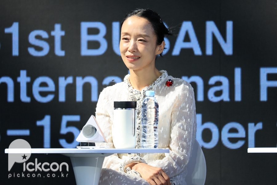 전도연, 부산에 뜬 햇살 미모…어깨 위 무당벌레 액세서리가 포인트 (31th BIFF)