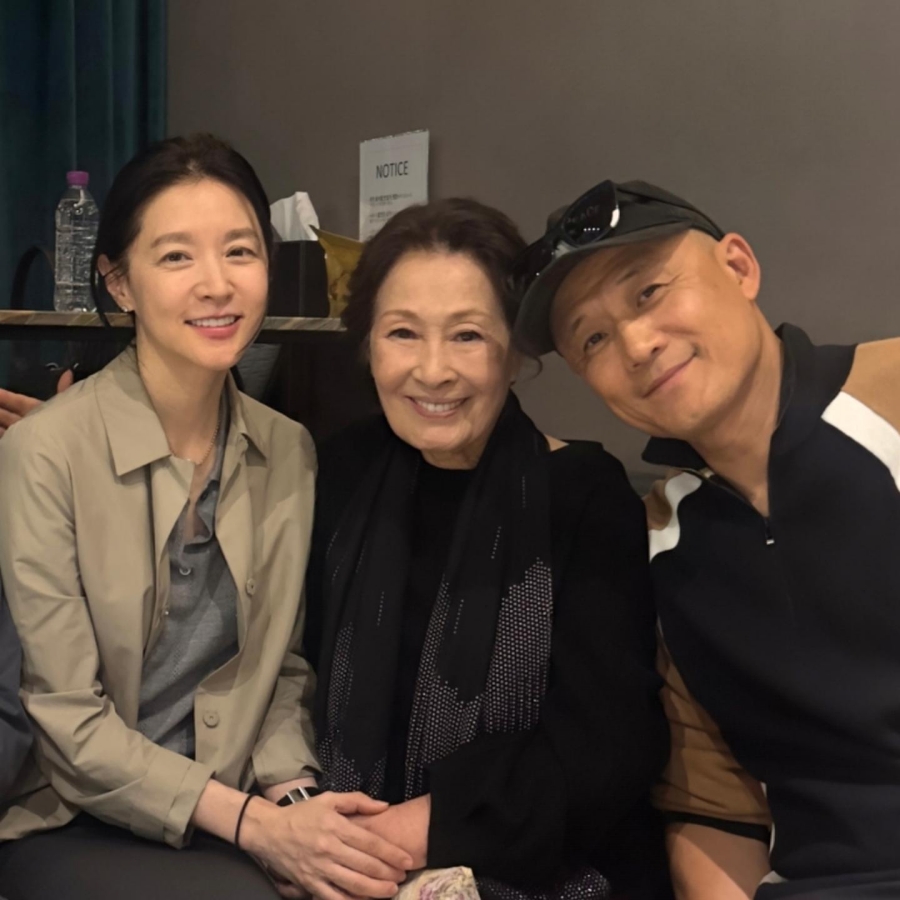 이영애, 김혜자와 투샷 공개…'건강이상설' 잠재우는 아름다운 두 사람