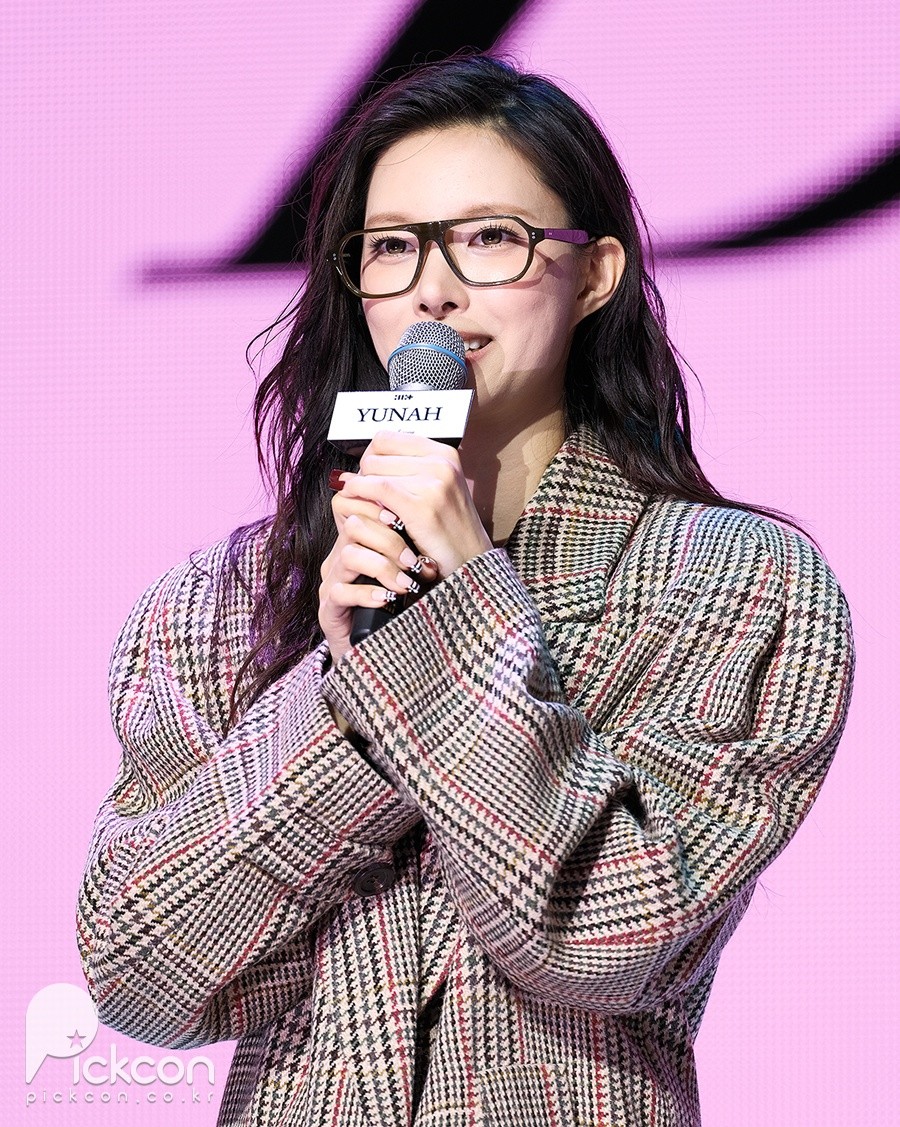 아일릿 윤아, 독특한 프레임 안경도 완벽 소화 (포토)