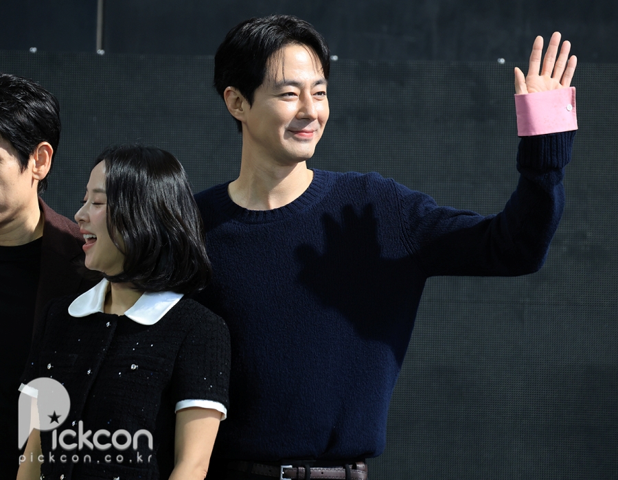 조여정X조인성, 다정하게 붙어 손가락 하트 (31th BIFF)