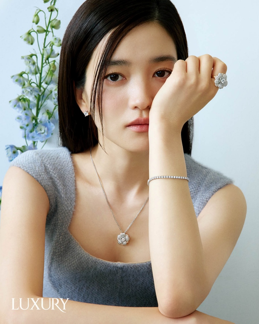 김태리, 평온함 깃든 정원에서 즐기는 여유…우아한 분위기 [화보]