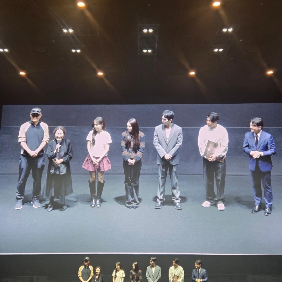 이영애, 김혜자와 투샷 공개…'건강이상설' 잠재우는 아름다운 두 사람
