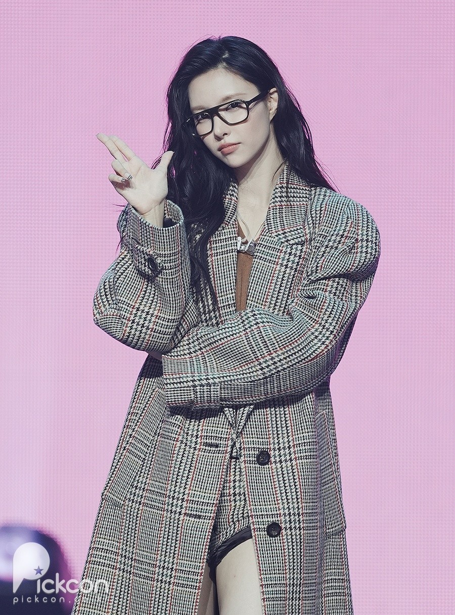 아일릿 윤아, 독특한 프레임 안경도 완벽 소화 (포토)