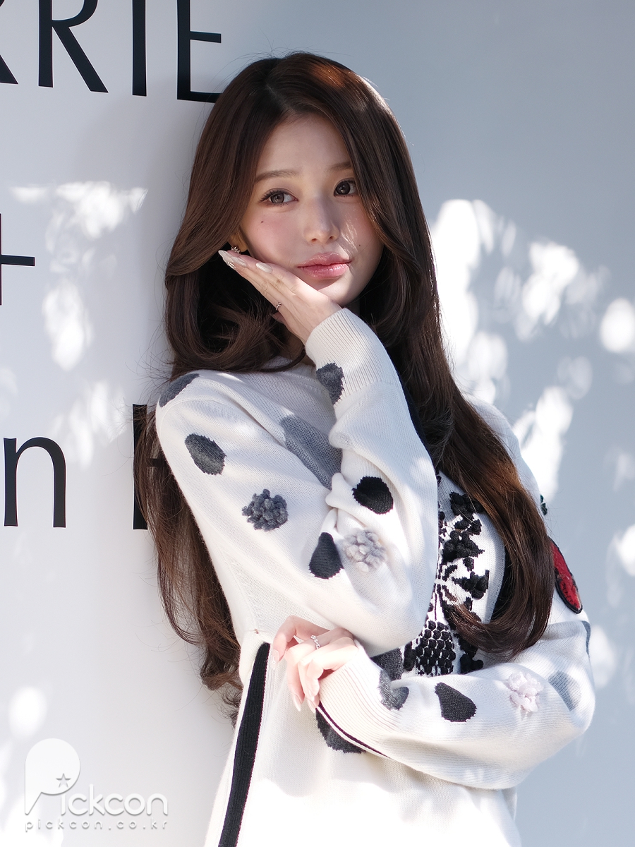 장원영, 나무 그늘 아래서도 자체발광 여신 (포토)