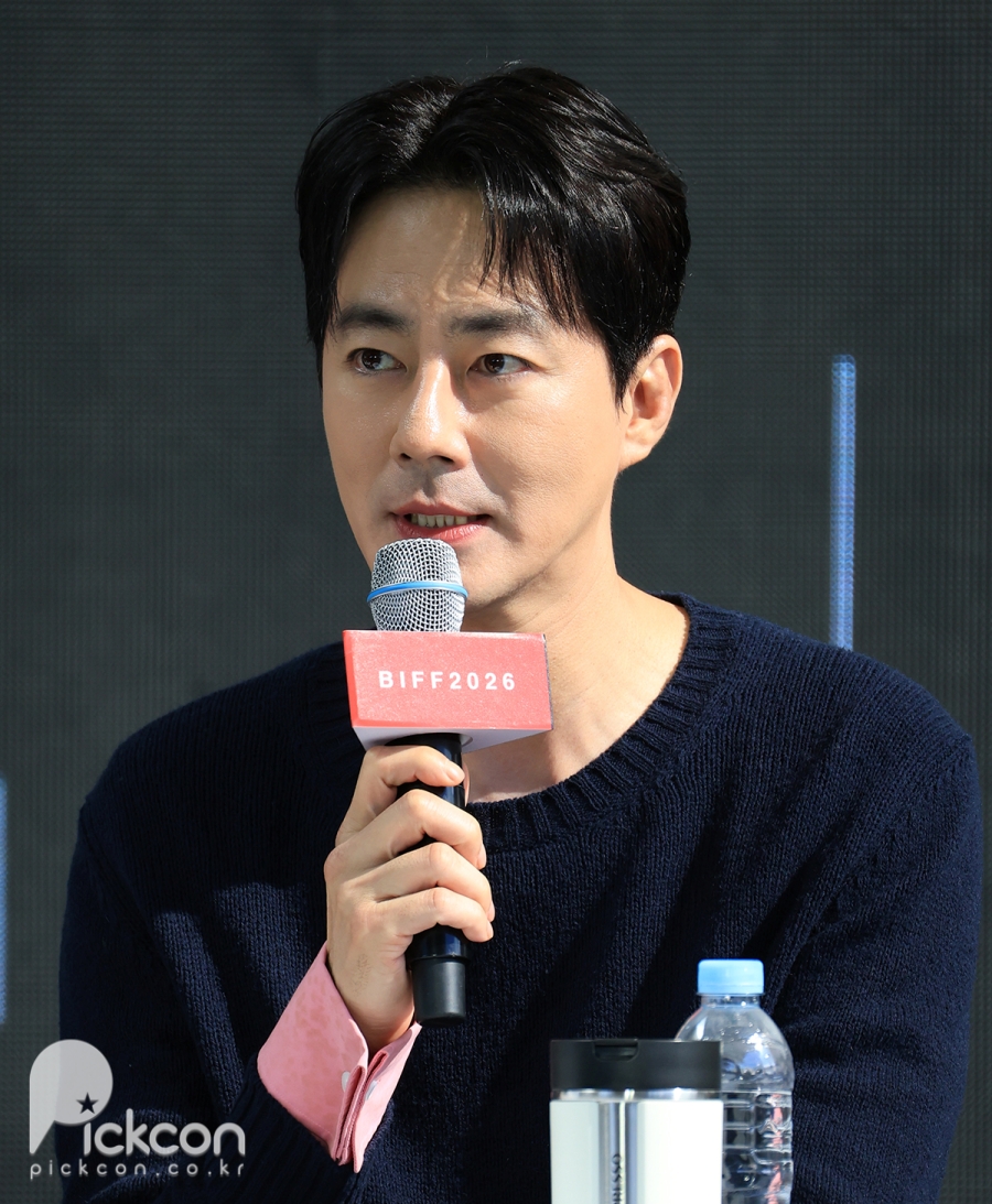 조여정X조인성, 다정하게 붙어 손가락 하트 (31th BIFF)