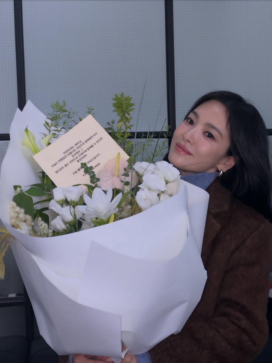 송혜교, 깐달걀 같은 올백 헤어도 예뻐…완판 예감 겨울 여신