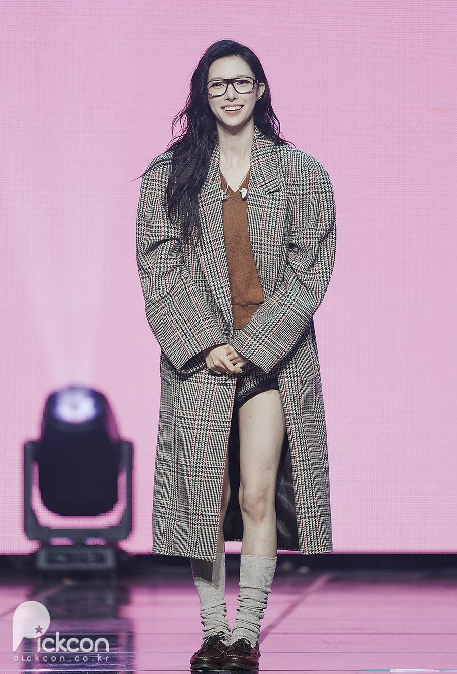 아일릿 윤아, 독특한 프레임 안경도 완벽 소화 (포토)