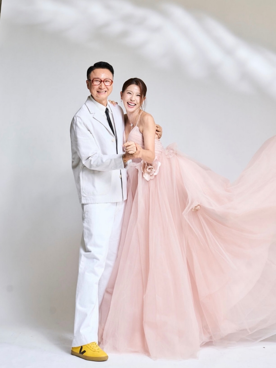 '결혼 20주년' 주영훈♥이윤미, 세 딸 이렇게 컸나…다섯 식구 웨딩사진 공개