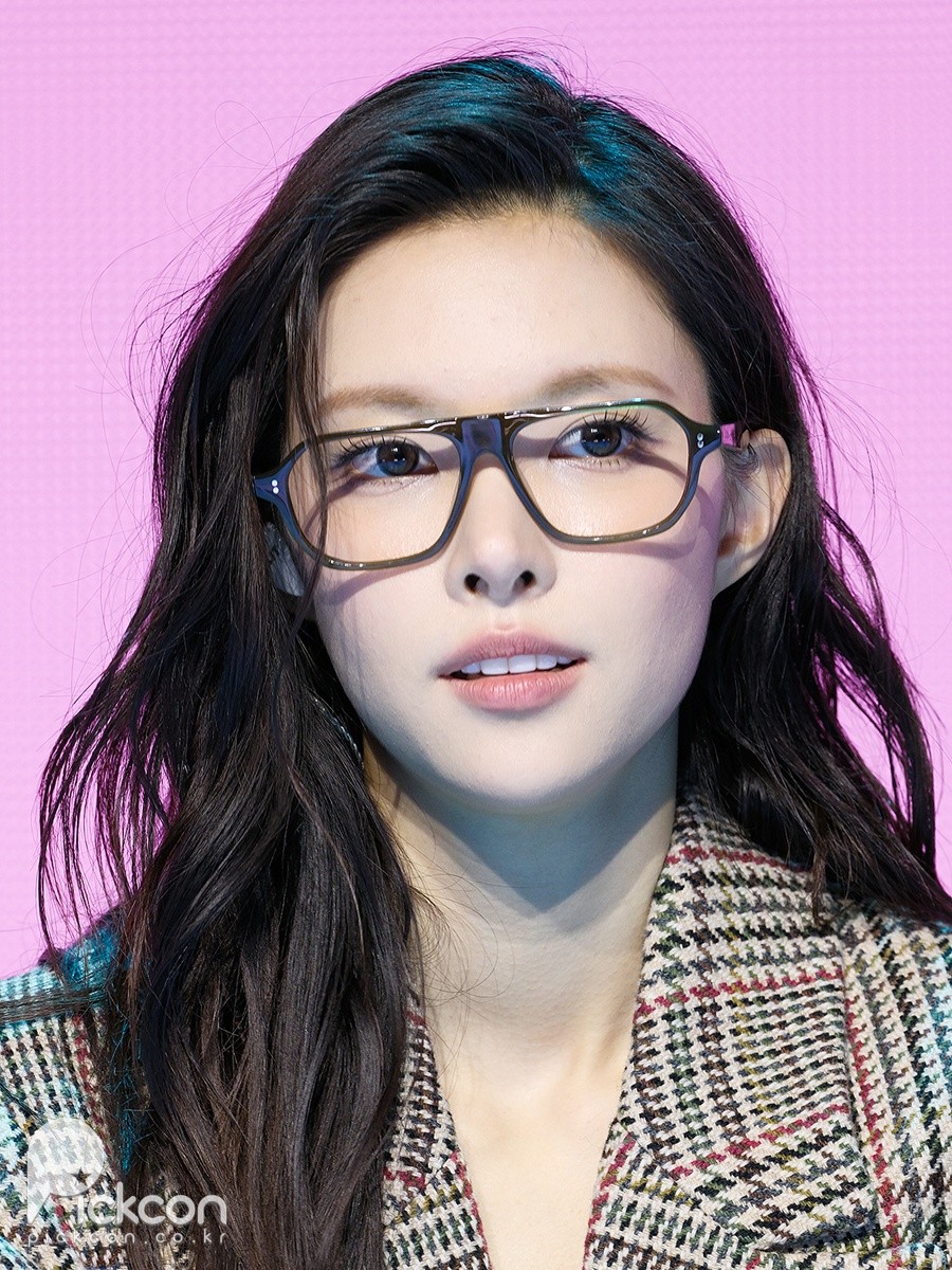 아일릿 윤아, 독특한 프레임 안경도 완벽 소화 (포토)