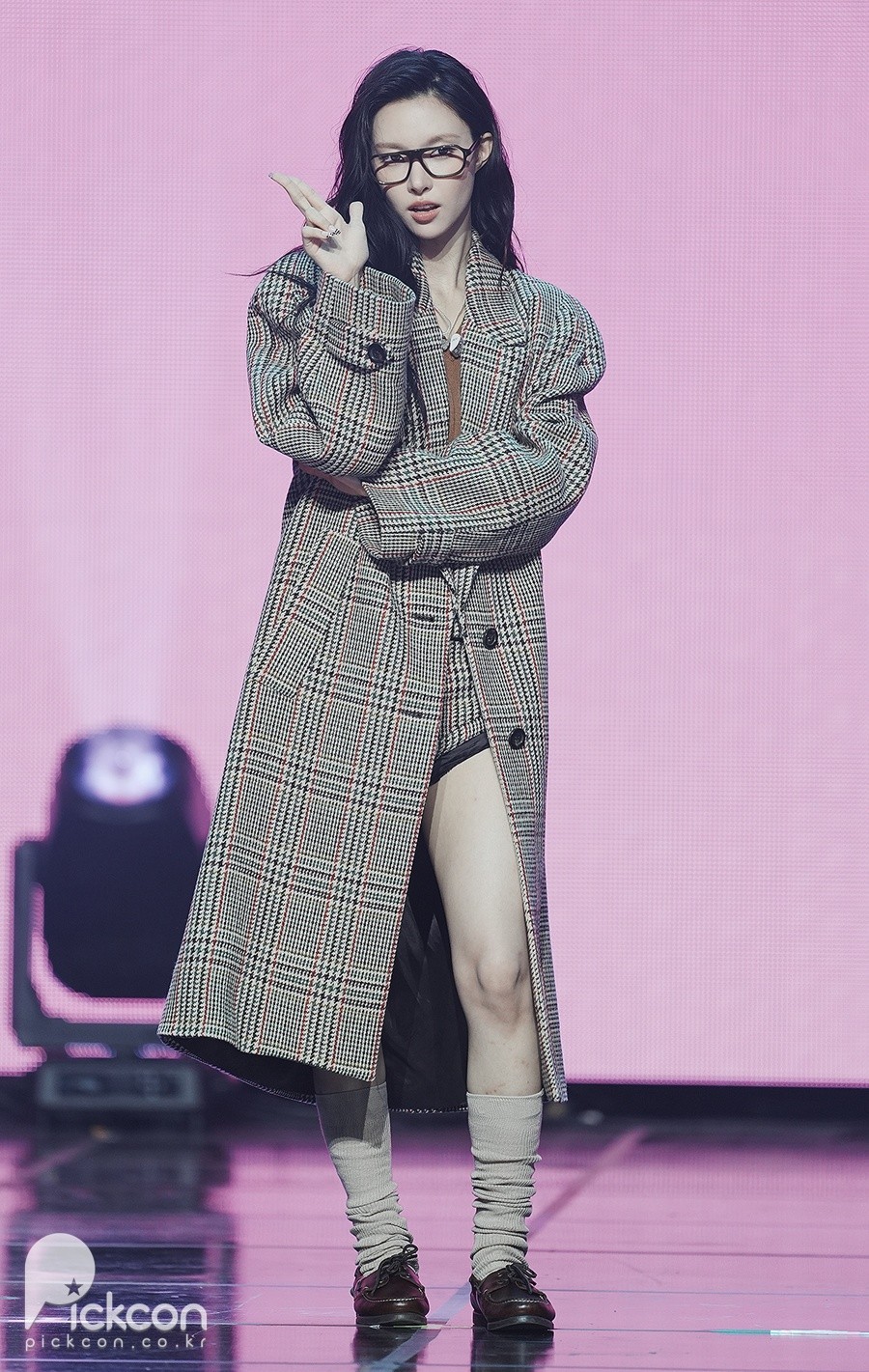 아일릿 윤아, 독특한 프레임 안경도 완벽 소화 (포토)