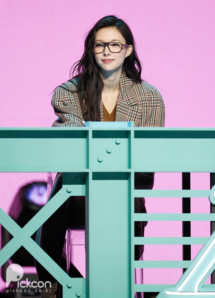 아일릿 윤아, 독특한 프레임 안경도 완벽 소화 (포토)
