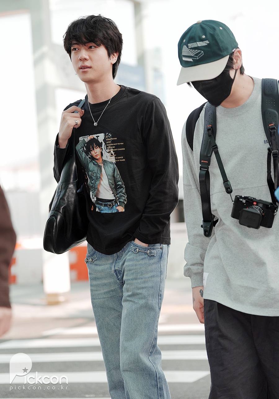 방탄소년단 진, 남다른 막내 사랑…정국 티셔츠 입고 등장 (포토)