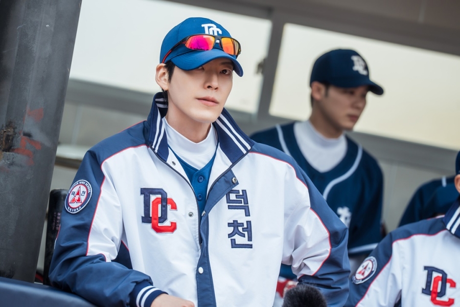 김우빈, 야구감독 변신…'기프트' 감독 포스 첫 공개