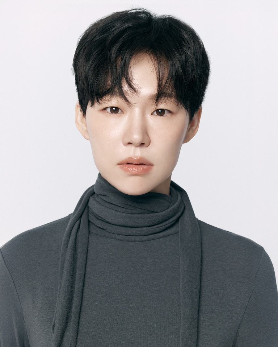 한예리, 숏컷도 완벽 소화하는 '잘생쁨'…다채로운 매력 담은 새 프로필 공개
