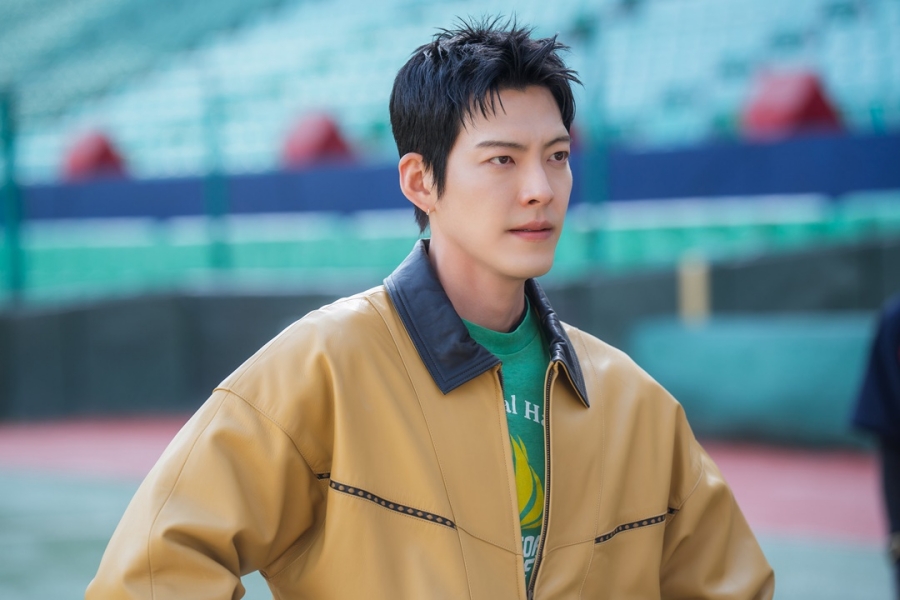 김우빈, 야구감독 변신…'기프트' 감독 포스 첫 공개