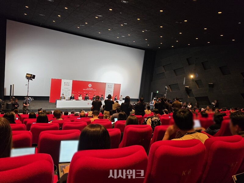 많은 취재진이 몰린 ‘낮과 밤은 서로에게’ 기자회견 현장. / 시사위크DB