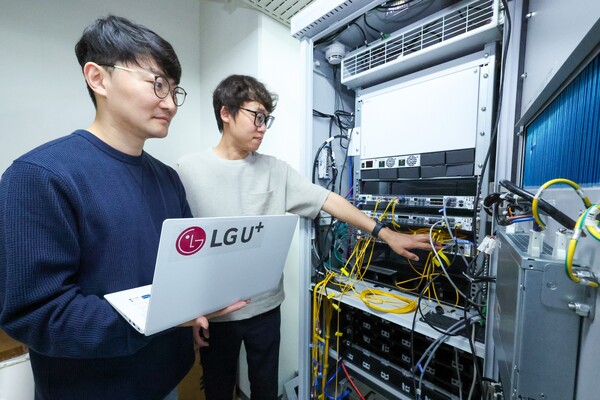 LG유플러스 직원들이 서울 강서구 LG유플러스 마곡 사옥 내 장비실에서 장거리 프론트홀 기술을 소개하는 모습. /LG유플러스
