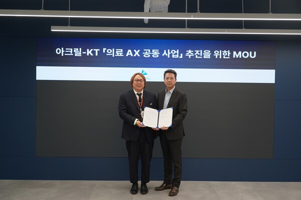 노형래 KT Enterprise부문 기업사업본부장 상무(오른쪽)와 박외진 아크릴 대표이사(왼쪽)가 기념사진 촬영하는 모습 /KT