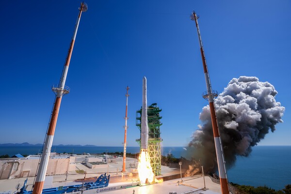 7일 전남광주 고흥 나로우주센터에서 누리호가 5차 발사돼 우주로 향하고 있다. /항우연, 뉴시스