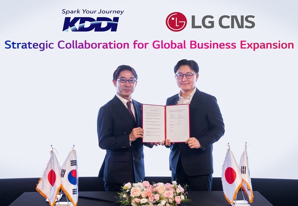 LG CNS 통신/유통/서비스사업부장 박상균 전무(오른쪽)와 KDDI 비즈니스그로스 사업본부 마츠우라 켄타로 부사업본부장이 업무협약식에서 사진촬영 하는 모습 /LG CNS