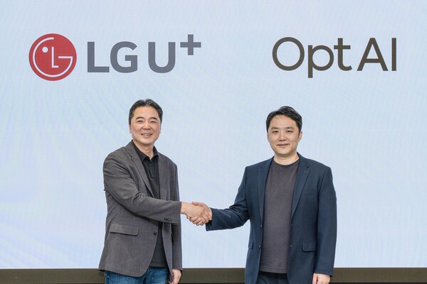 이상엽 LG유플러스 CTO(전무, 왼쪽)와 이재호 옵트에이아이 대표가 토큰 최적화 협력과 관련해 기념촬영을 하는 모습. /LG유플러스