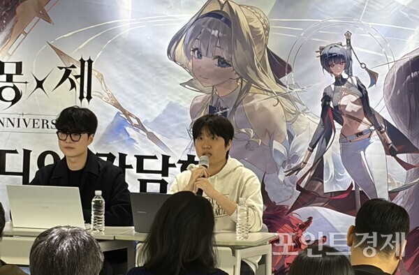김기범 개발 디렉터가 발언하고 있다. 