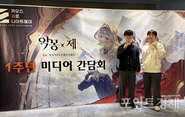 15일 경기 성남시 분당퍼스트타워에서 '카오스 제로 나이트메어 출시 1주년을 기념하는 미디어 인터뷰를 진행했다. (왼쪽부터) 최승현PD와 김기범DD. ⓒ포인트경제