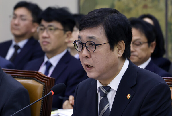 최휘영 문화체육관광부 장관이 7일 국회 문화체육관광위원회에서 열린 문화체육관광부에 대한 국정감사에서 의원 질의에 답하고 있다. /연합뉴스
