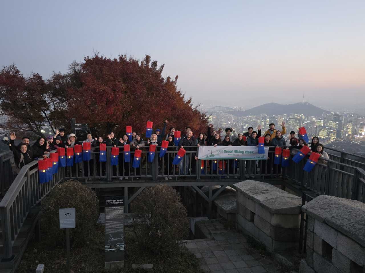 한양도성 청사초롱에 오른 참가자들 사진 / 사진=서울관광재단
