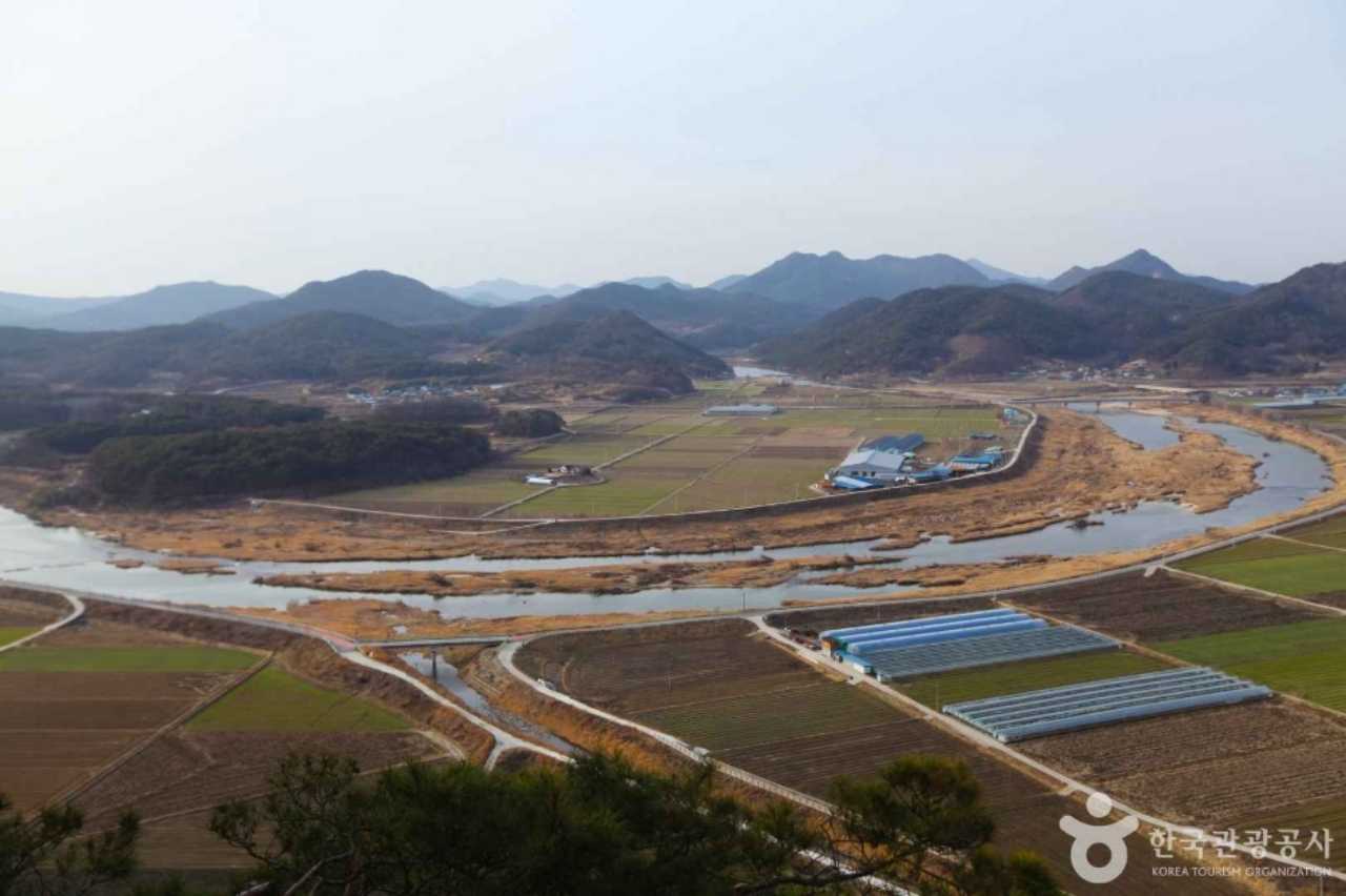적성강과 들녘 전망 / 사진=한국관광공사