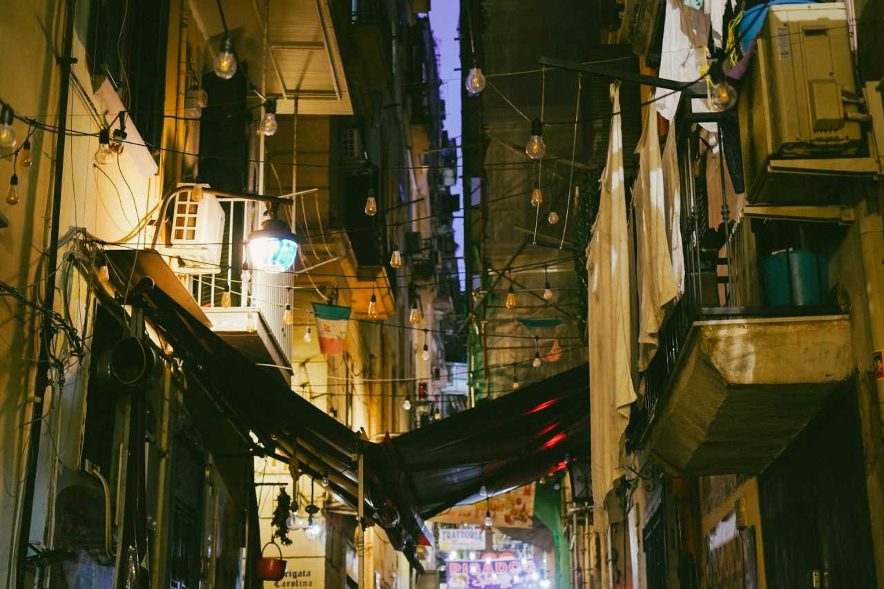 구시가지 돌아다니기 / 사진=unsplash
