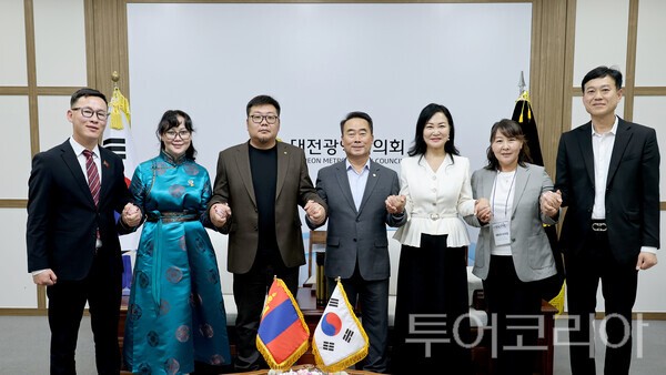▲대전시의회를 방문한 몽골 탑 마사터 센터 대표단 모습. /사진-대전시의회