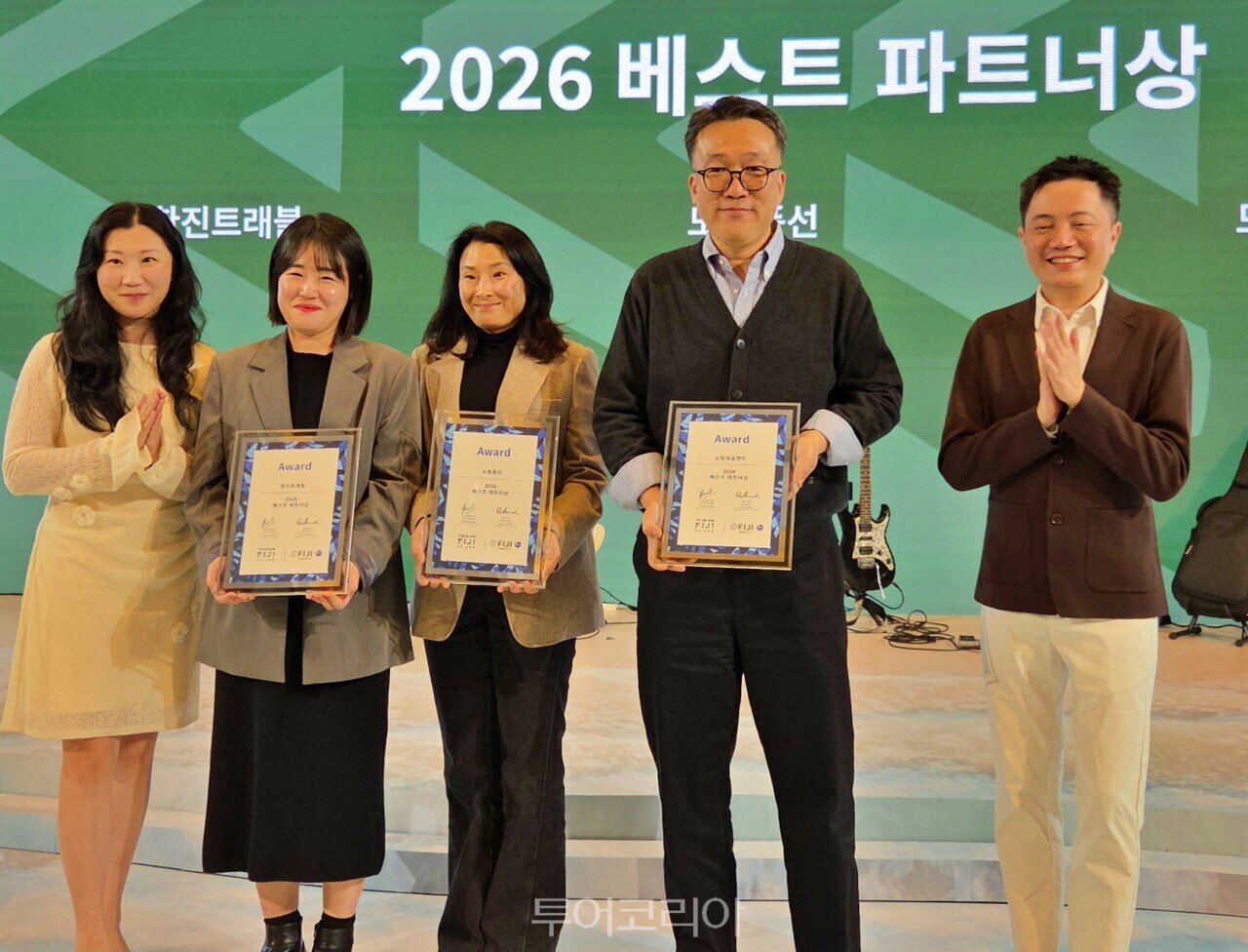'2026 피지 아시아 로드쇼(Fiji Asia Roadshow)'에 참가한 한국 여행사들이 베스트 파트너상을 받았다. (좌측 2번째부터) 한진관광, 노랑풍선, 드림아일랜드. /사진-투어코리아