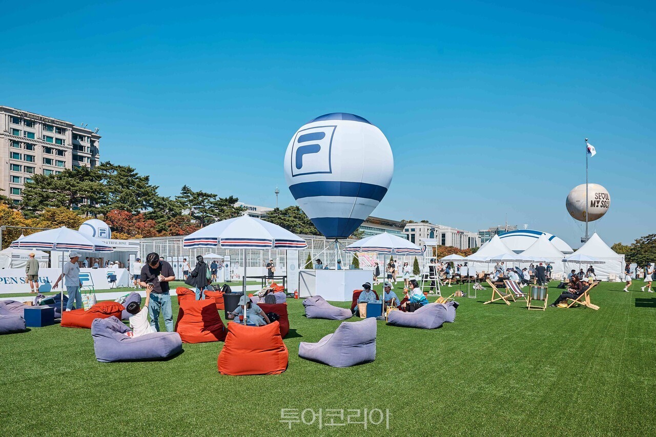 괌정부관광청은 지난 10월 10일부터 11일까지 서울 여의도공원 문화의마당에서 열린 휠라의 ‘2026 화이트오픈서울’에 지난해에 이어 공식 후원사로 참여했다 /사진-괌정부관광청