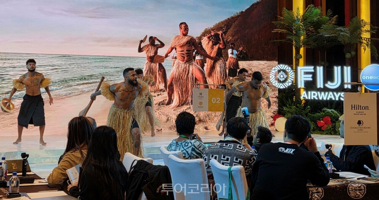 행복 가득한 곳, 피지의 전통 공연을 '피지 아시아 로드쇼(Fiji Asia Roadshow)' 개막식에서 선보이고 있다./사진-투어코리아