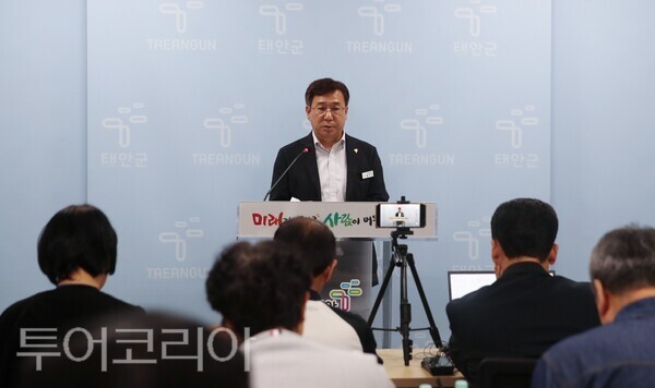 ▲지난 30일 태안군청 브리핑룸에서 브리핑 중인 황주선 문화예술과장. /사진-태안군
