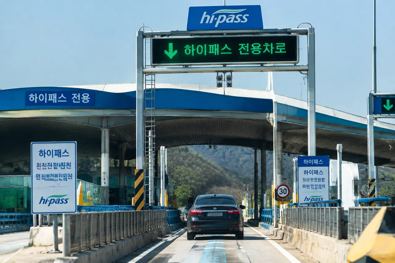 하이패스 차로를 지나는 차량 / AI 생성 이미지