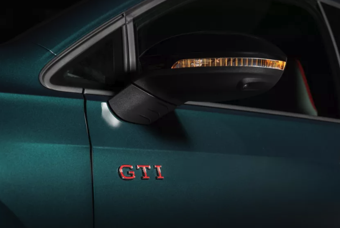 골프 GTI 다크 모스 리미티드 에디션 100대 한정 출시