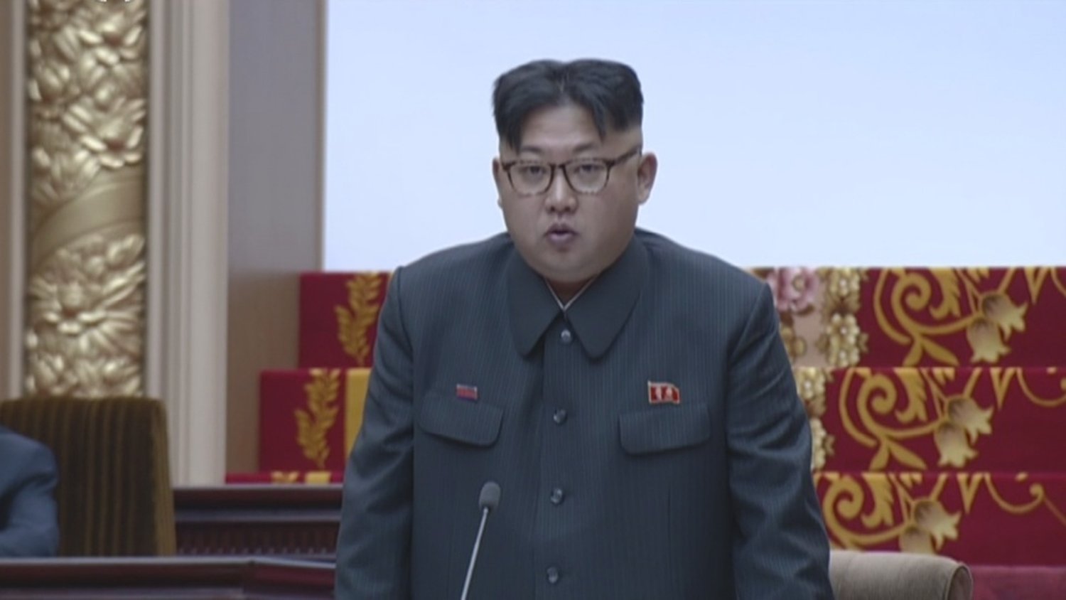 체중 140㎏대 김정은 사망설 확산, 국정원이 포착한 구축함 시찰 당시 모습