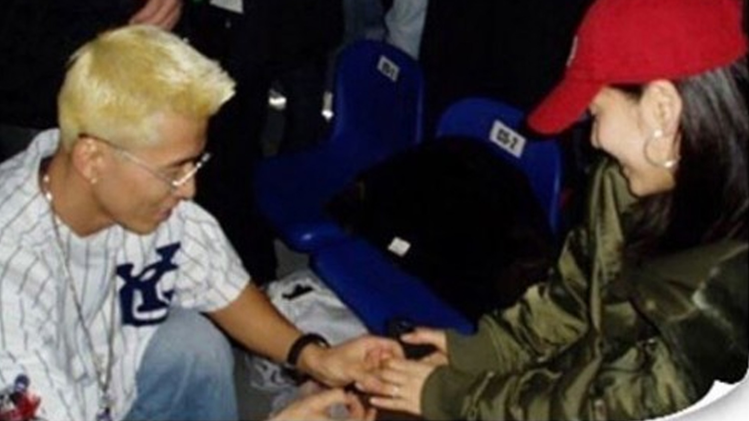 [작성 완료] 수천명이 보는 콘서트에서 갑자기 프로포즈 받아서 그대로 결혼한 여배우