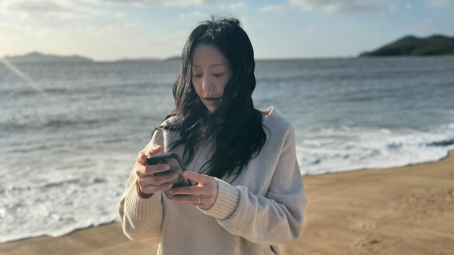 [작성 완료] 파도에 휩살리는 아역배우를 온몸으로 구한 여배우