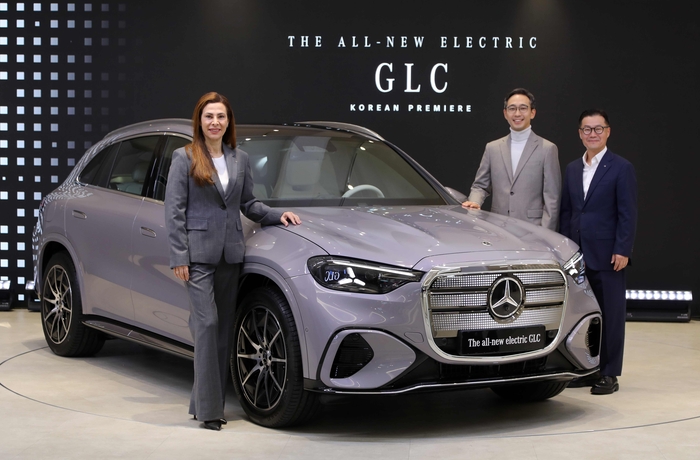디 올-뉴 일렉트릭 메르세데스-벤츠 GLC, (좌측부터) 메르세데스-벤츠 코리아 쉬린 에미라 대표이사, 메르세데스-벤츠 코리아 김은중 제품 및 세일즈 부문 총괄 부사장, 메르세데스-벤츠 코리아 이상국 디지털, 마케팅 및 커뮤니케이션 부문 총괄 부사장. 사진 | 메르세데스-벤츠 코리아