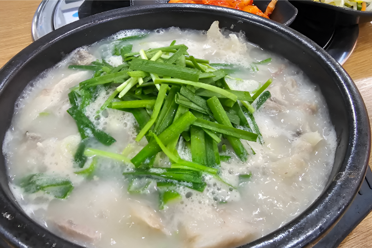국밥에 넣은 부추 / 온라인 커뮤니티