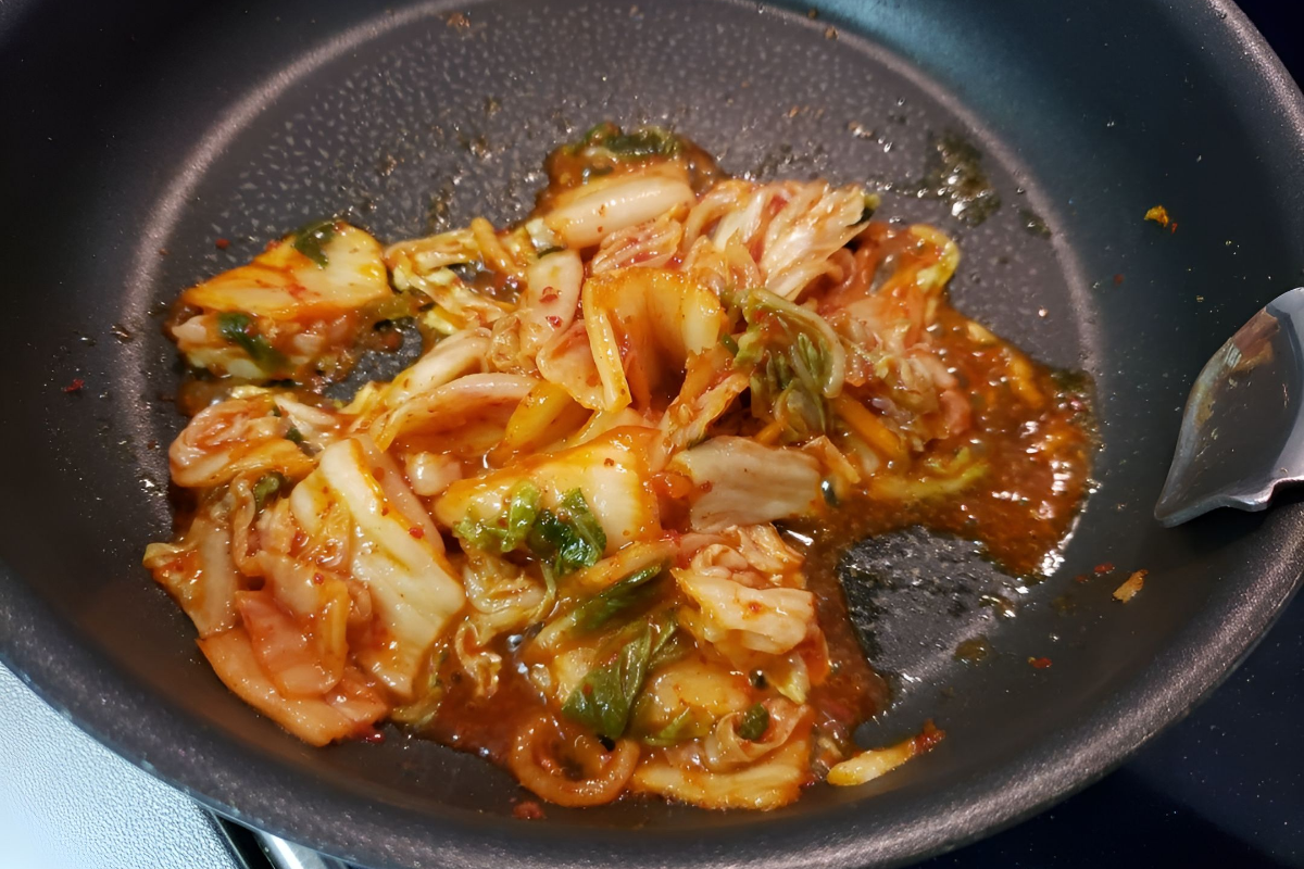 후라이팬에 김치를 볶아준다 / 온라인 커뮤니티