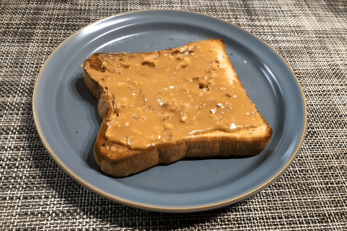 땅콩버터를 발라놓은 식빵 / 온라인 커뮤니티