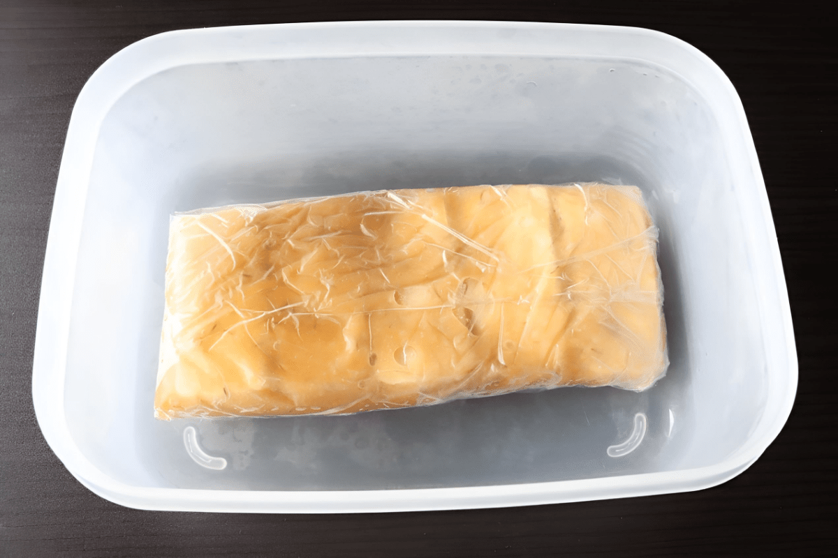 반찬통에 랩을 씌워 보관중인 치즈 / 온라인 커뮤니티